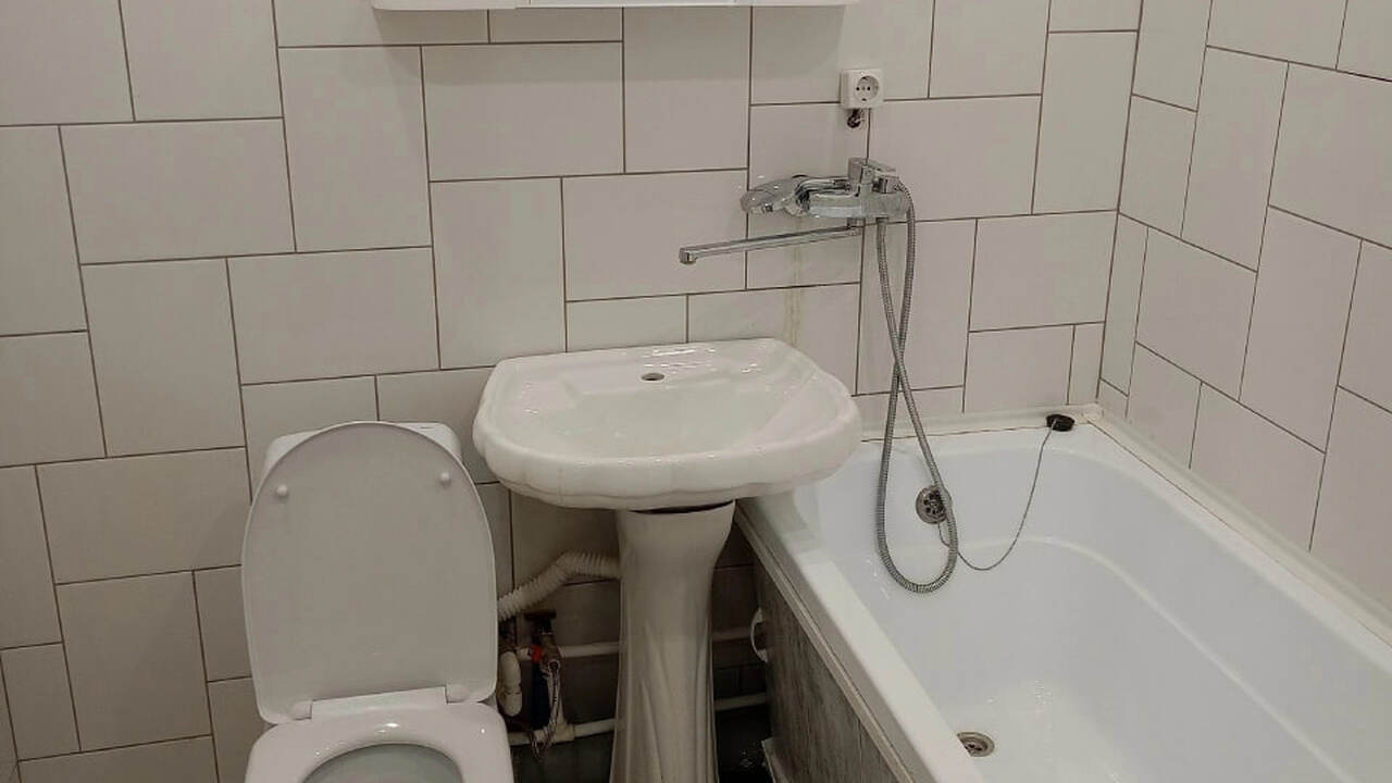 Гости решили, что я сделала ремонт в ванной: использую это средство, и плитка сияет, как новая  Плитка является одним из самых популярных матер...