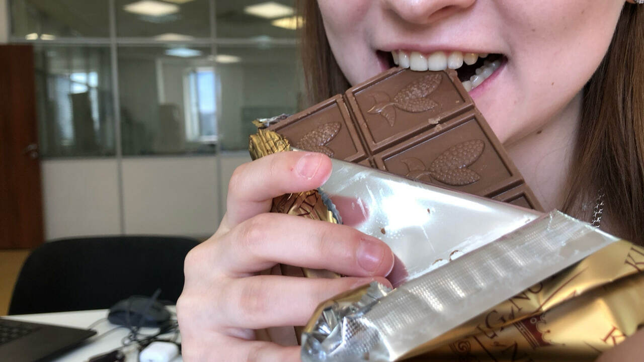 Не то, чем кажется: как распознать элитный горький шоколад среди "химозных" подделок Горький шоколад известен своим богатым и насыще...