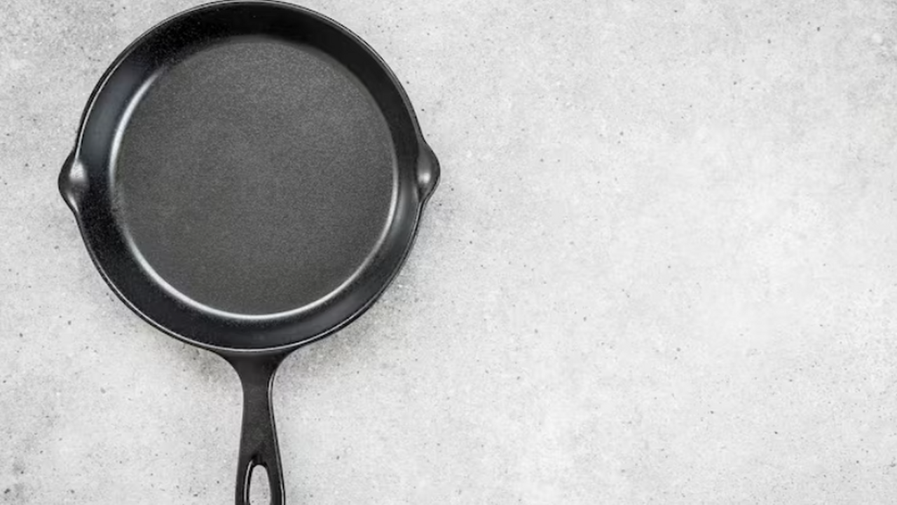 Два пакетика заливаю кипятком, и сковородка как новая: от жира и нагара ни следа Черный чай отчистит посуду от жира и нагара: бе...