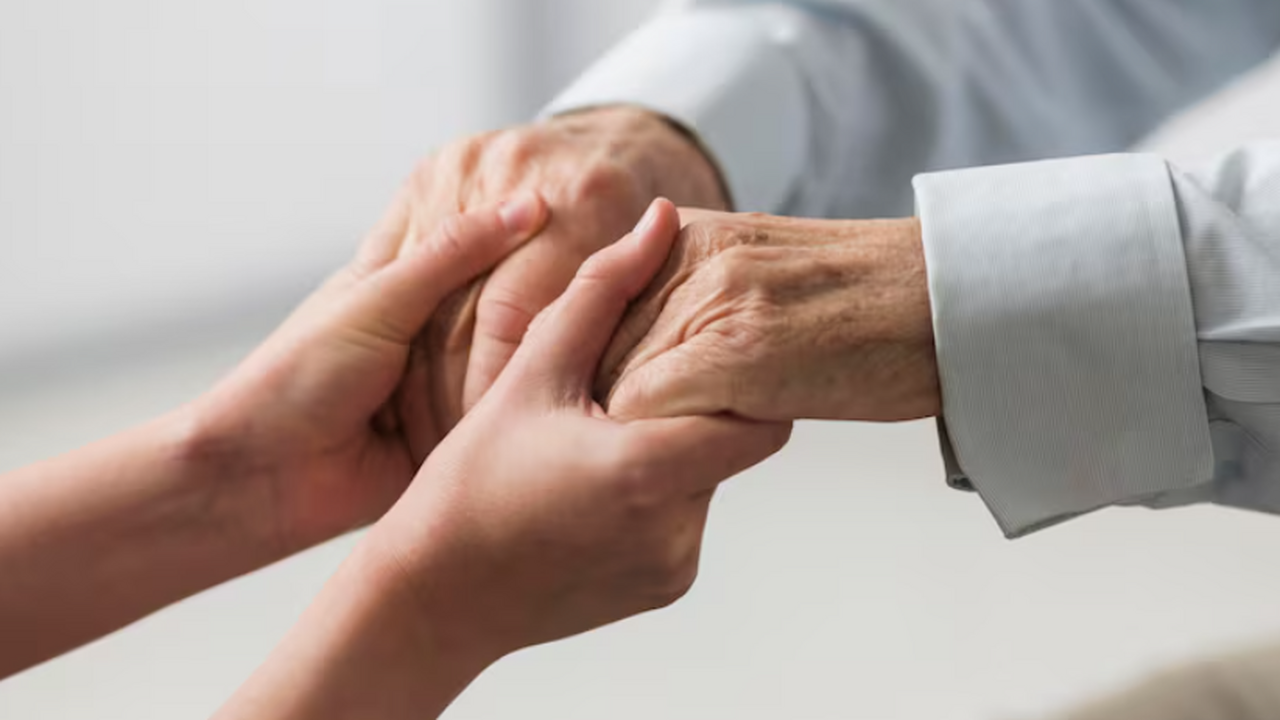 У кого пожилые родители: вы обязаны прочитать хотя бы раз в жизни это мудрое стихотворение Дементьева — потом будете жалеть Отношения с родителями: время, любовь и мудрост...