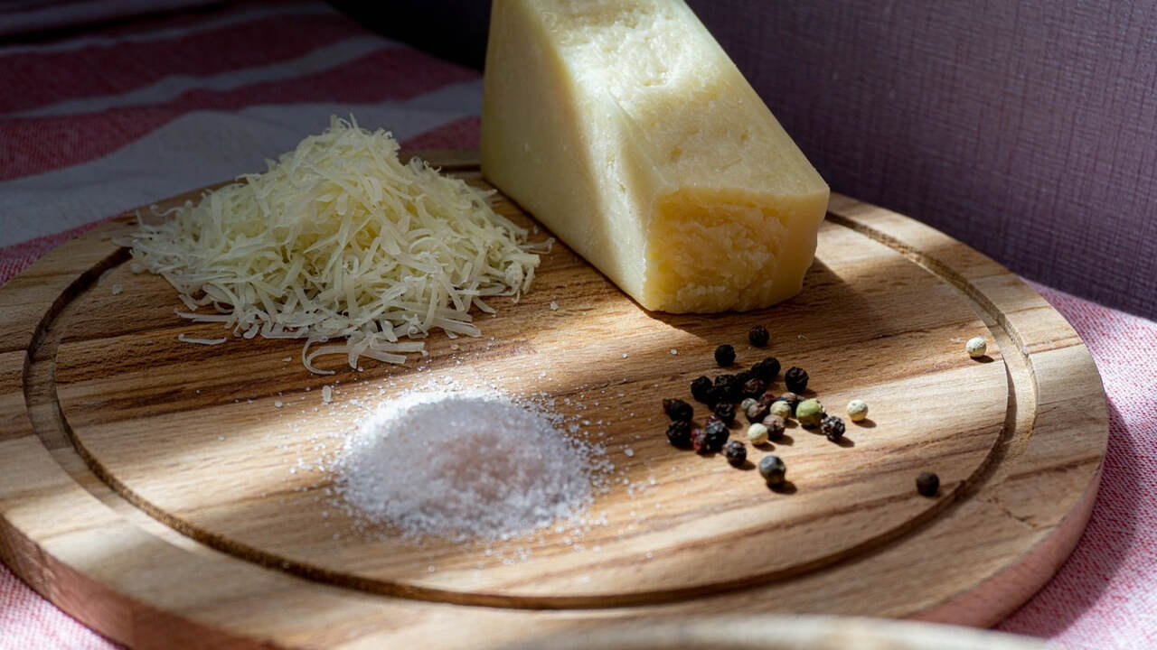 Увидела в "Магните" новый сыр в пряной обсыпке и побежала пробовать: вот какой сюрприз ждал меня за 239 рублей Сыр — неотъемлемая часть утреннего ритуала, кот...