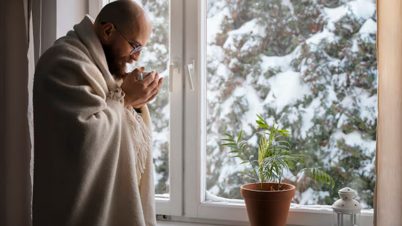 Не переключили окно на зиму — сквозняки будут надоедать постоянно: пара движений вернёт тепло в дом Сезонная регулировка пластиковых окон: как пере...
